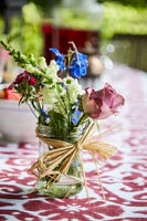 Pot de fleurs sur table de jardin