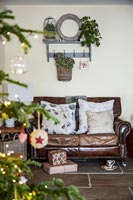 Canapé en cuir entouré de décorations de Noël