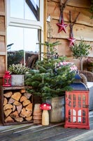Cabane en bois avec décorations de Noël