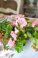 Décoration de table avec roses et pommes