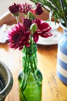 Bouteille de fleurs de chrysanthème sur table de cuisine