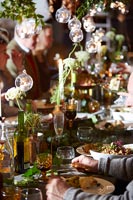 Les personnes appréciant de manger à la table à manger décorée