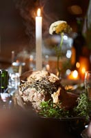 Détail d'agneau enveloppé de pâte de sel à la table à manger décorée