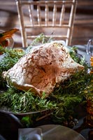 Pâte de sel cuite au four enveloppé d'épaule d'agneau du Perthshire au romarin sur la table à manger