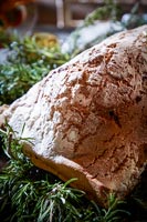 Détail de la pâte de sel cuite au four enveloppé d'épaule d'agneau du Perthshire au romarin sur la table à manger