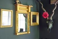 Détail moderne de miroirs sur mur