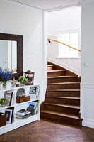 Couloir et escaliers en bois classiques