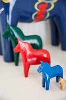 Détail de modèles de chevaux en bois sur table