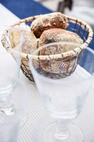 Corbeille à pain et verres sur la table à manger extérieure