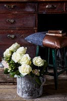 Détail de roses disposées dans une cruche vintage