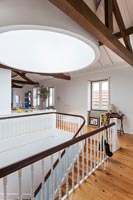 Balustrades d'escalier en bois classique dans un espace loft ouvert
