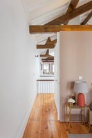 Couloir en bois dans un espace de vie loft
