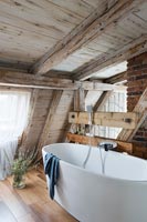 Salle de bain avec poutres apparentes en bois