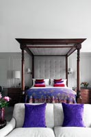Chambre contemporaine avec lit à baldaquin classique