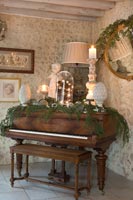 Piano classique en bois décoré pour Noël