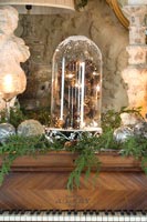 Détail de la décoration de Noël du dôme en verre sur le piano
