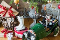 Détail de jouets vintage sous l'arbre de Noël