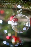 Détail de la décoration d'arbre de Noël en verre