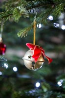 Détail de décoration d'arbre de Noël en métal