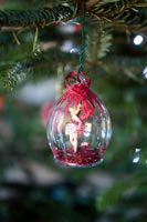 Détail de la décoration d'arbre de Noël en verre