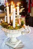 Détail de l'urne décorée pour Noël avec des bougies et des chiffres