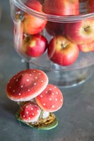 Détail de pommes en pot de verre et ornement de champignon