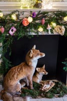 Détail de renards dans la cheminée décorée pour Noël