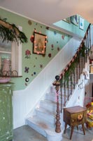 Détail de l'escalier décoré pour Noël