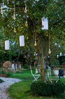 Lanternes et décorations suspendues dans le jardin