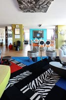 Salon moderne et coloré