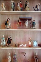 Miniatures sur étagères en bois