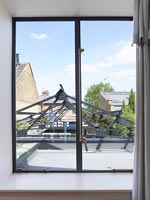 Fenêtre de la chambre avec vue sur le toit de la cour métallique