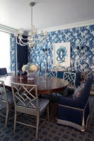 Papier peint floral bleu dans la salle à manger