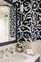 Détail de papier peint bleu et blanc dans la salle de bain