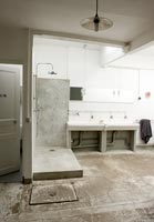 Salle de douche dans l'espace du studio d'artistes