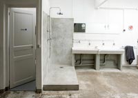 Salle de douche dans l'espace du studio d'artistes