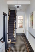 Couloir carrelé avec escalier