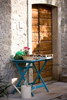 Table de jardin à l'extérieur de la porte en bois