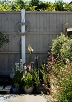 Détail de panneau de clôture en bois et fleurs