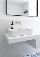 Détail de lavabo de salle de bain moderne