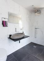 Détail du lavabo de la salle de bain contemporaine