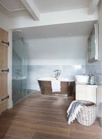 Plancher de salle de bain en bois moderne