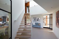 Couloir contemporain avec escalier
