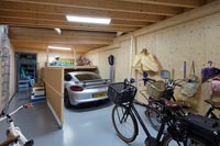 Garage avec voiture et vélos