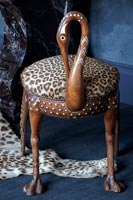 Détail de chaise oiseau en bois sculpté