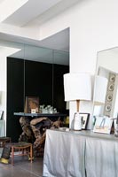 Buffet recouvert de tissu et miroirs dans le salon contemporain