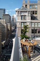 Table ronde sur un balcon avec vue sur New York