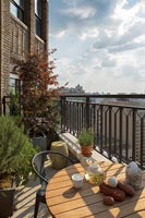 Table sur balcon avec vue sur New York