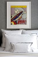 Chambre moderne avec des illustrations colorées au-dessus du lit