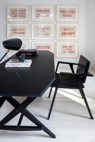 Bureau et chaise noir avec affichage d'œuvres d'art
